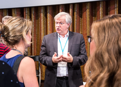Brian Schmidt speaks to young scientists in Lindau (Courtesy: Lindau Meeting)